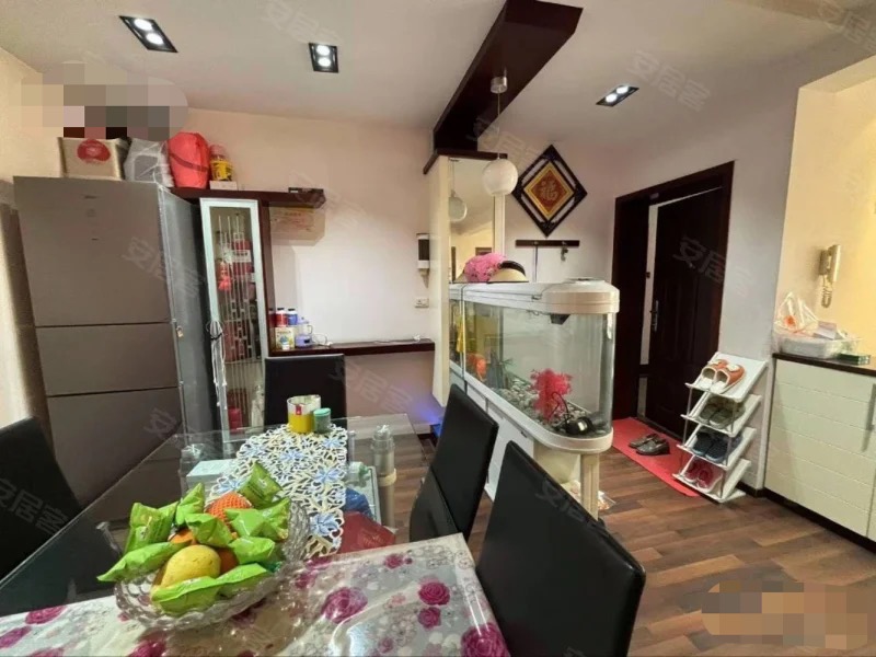 武商附近，步梯3楼，龄新，精装3房2卫，单价3000，成色新，南北通透