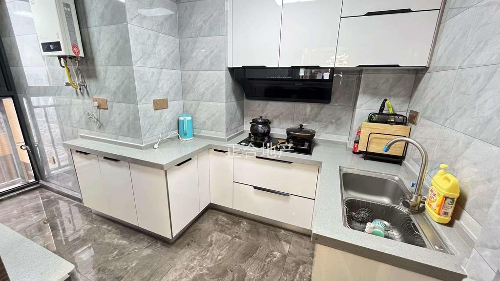 急售，森林国际，湖景房，精装三房两厅，9.9成新，基本未住，证满二，视野好