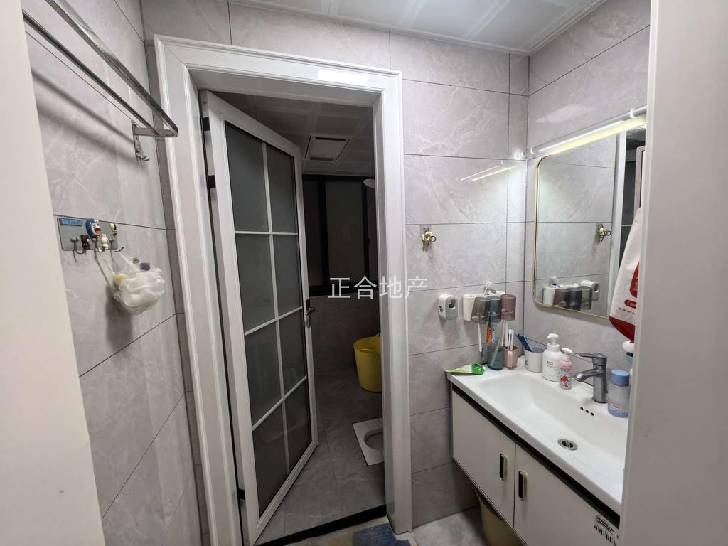 捡漏，吾悦广场旁，元泰未来城，中间楼层，精装三房一卫，满二，成色新，