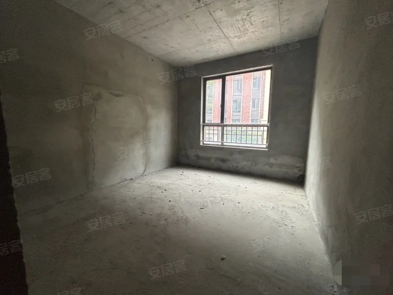 152，房东亏本诚心急售，绿地香格里拉，花园复式单价3800，快来捡漏174平，户型方正