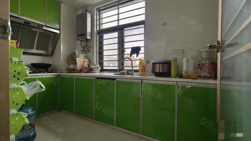 城南，江汉星城，电梯小高层7楼.，南北双阳台，精装三房，总价50万，带一个储藏间，