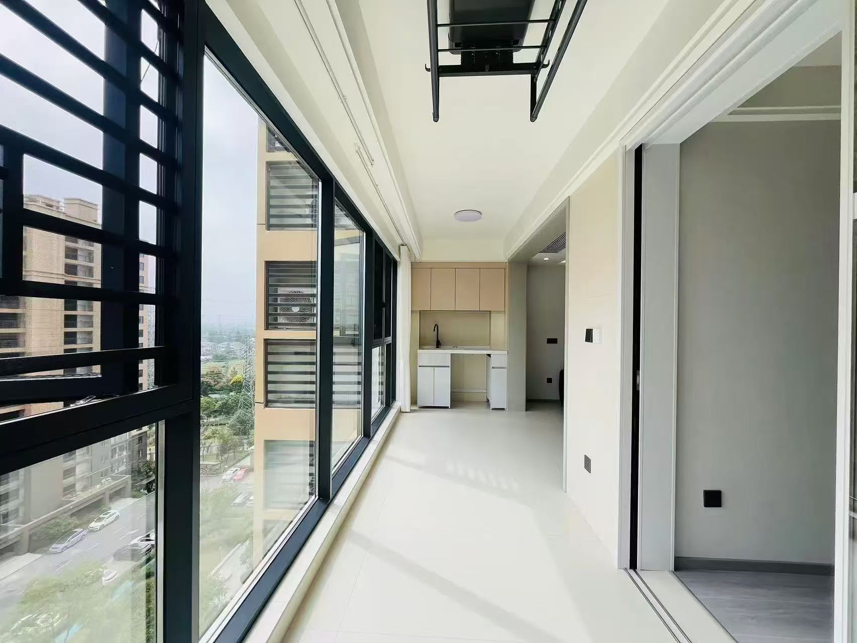 城南，全新装修，精装四房两卫，电梯11楼，南北双阳台，视野好