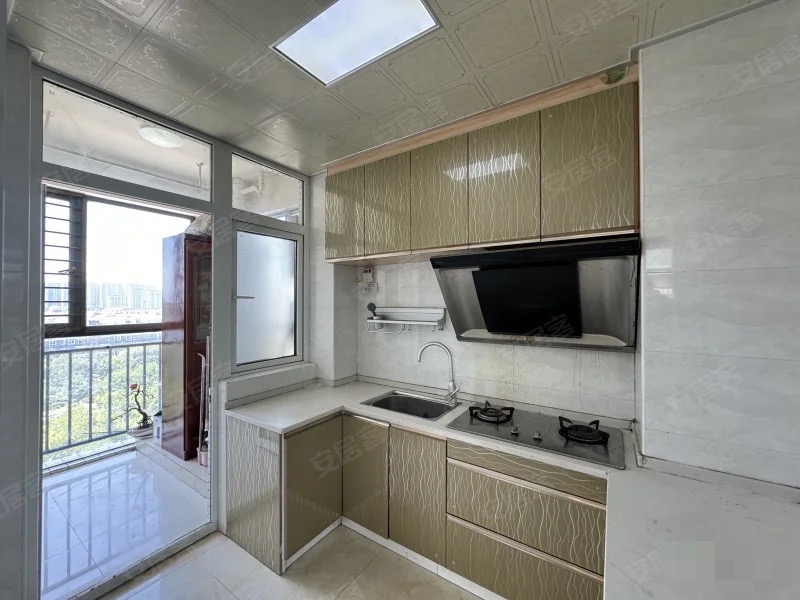 124，捡漏，一中对面，房东诚心出售，精装三房，单价4800，老证过户，满五