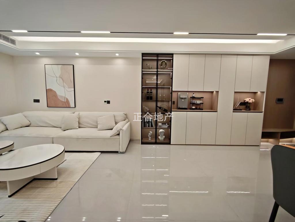 城南，御湖世家，全新精装三房二厅，证满两年，手付无要求，好楼层