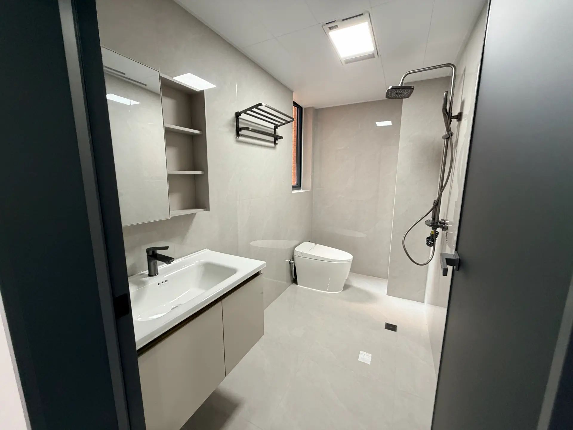 沔街上，紫金城，南向带院子，精装3房2卫，单价4千多，证满二