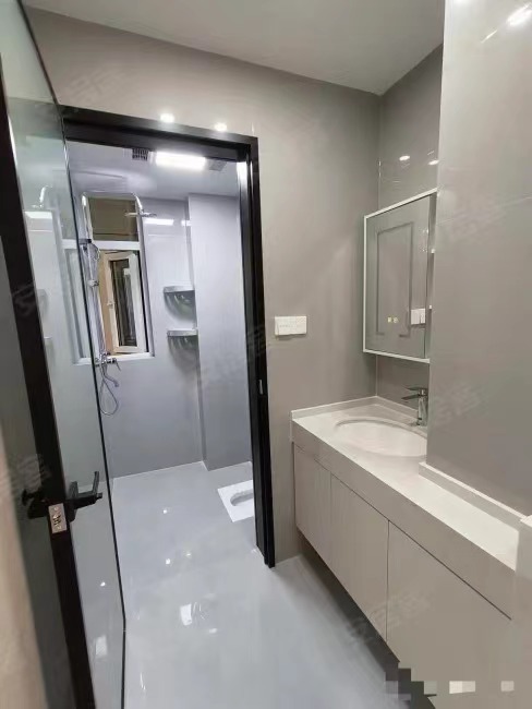 亏本出。风和日丽，全新装修，精装三房，两证齐全，下楼就是实验xiao学和新三中，