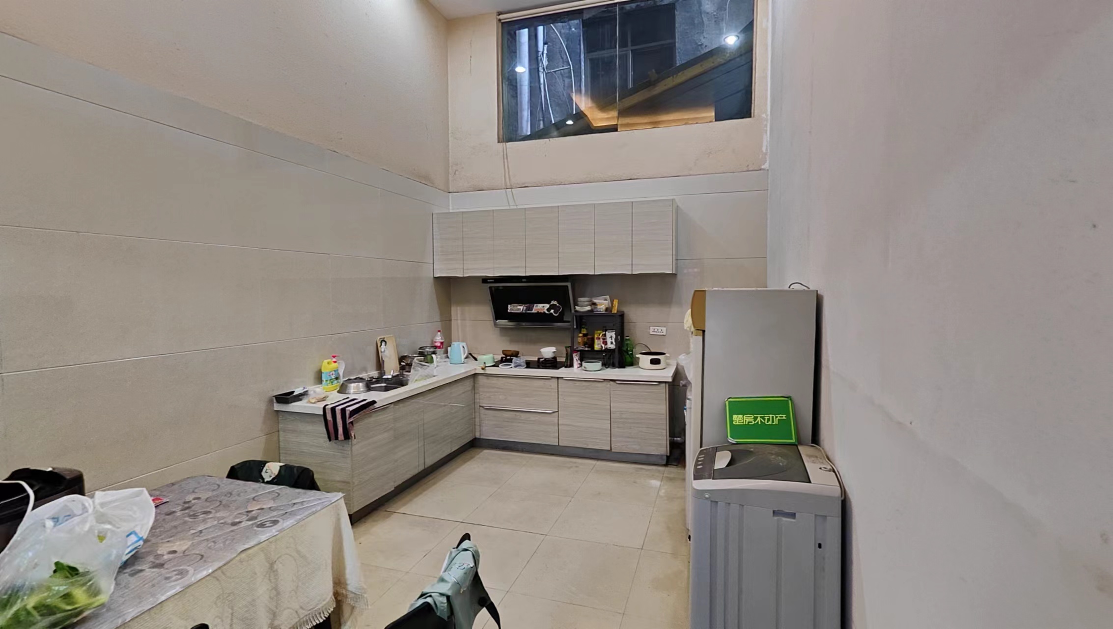 车站旁两栋私房一楼是门面在做生意房子以前是开宾馆的两证齐全位子好买了可以就盈利