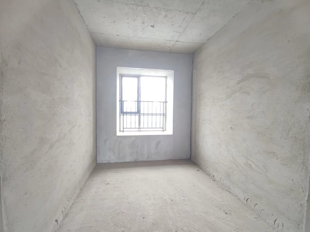 环球广场.毛坯三房.中间楼层.看房方便