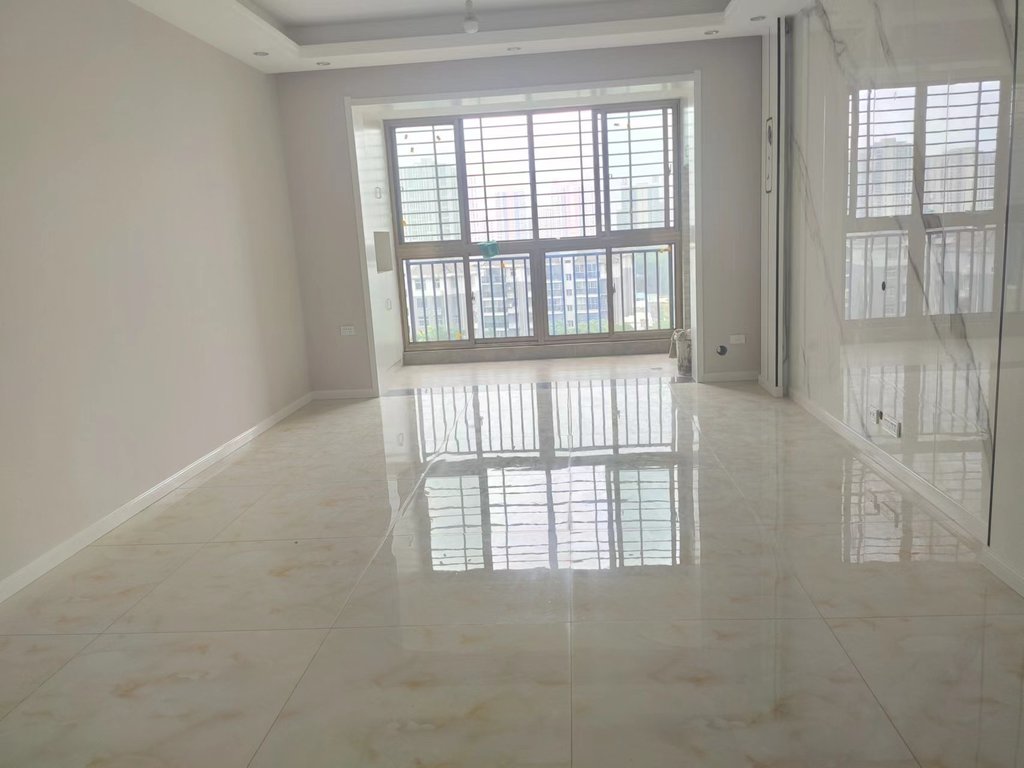 急售南国明珠精装修四室总价才83万满二看房方便