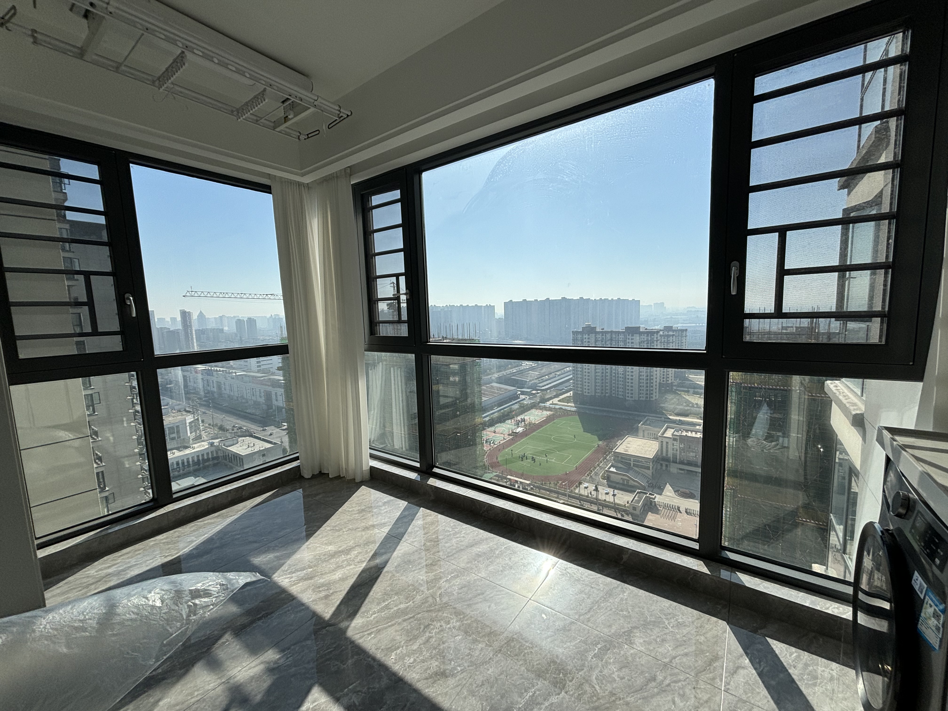 风和日丽.全新品牌装修三房.出门就是學笑.看房方便