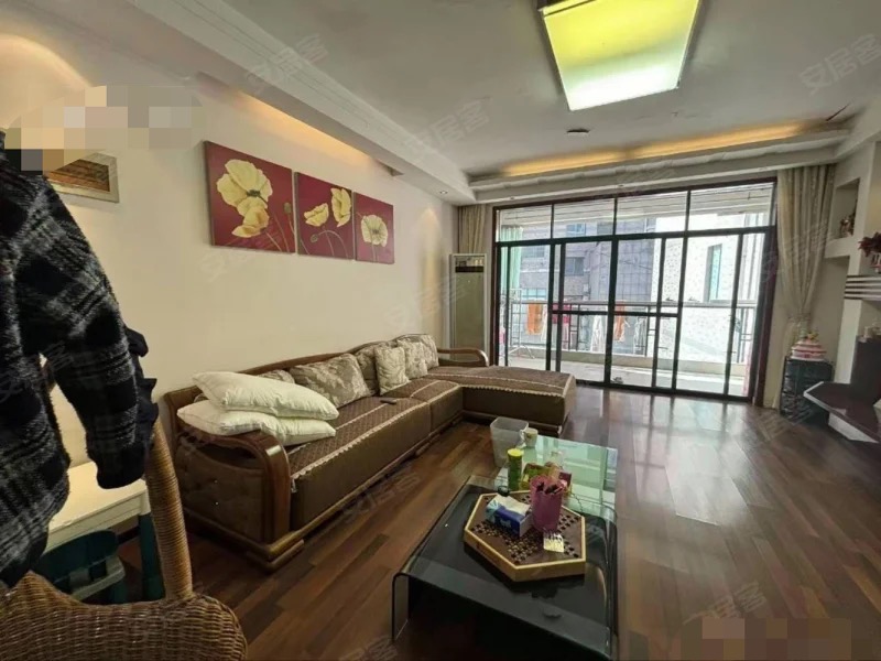 武商附近，步梯3楼，龄新，精装3房2卫，单价3000，成色新，南北通透