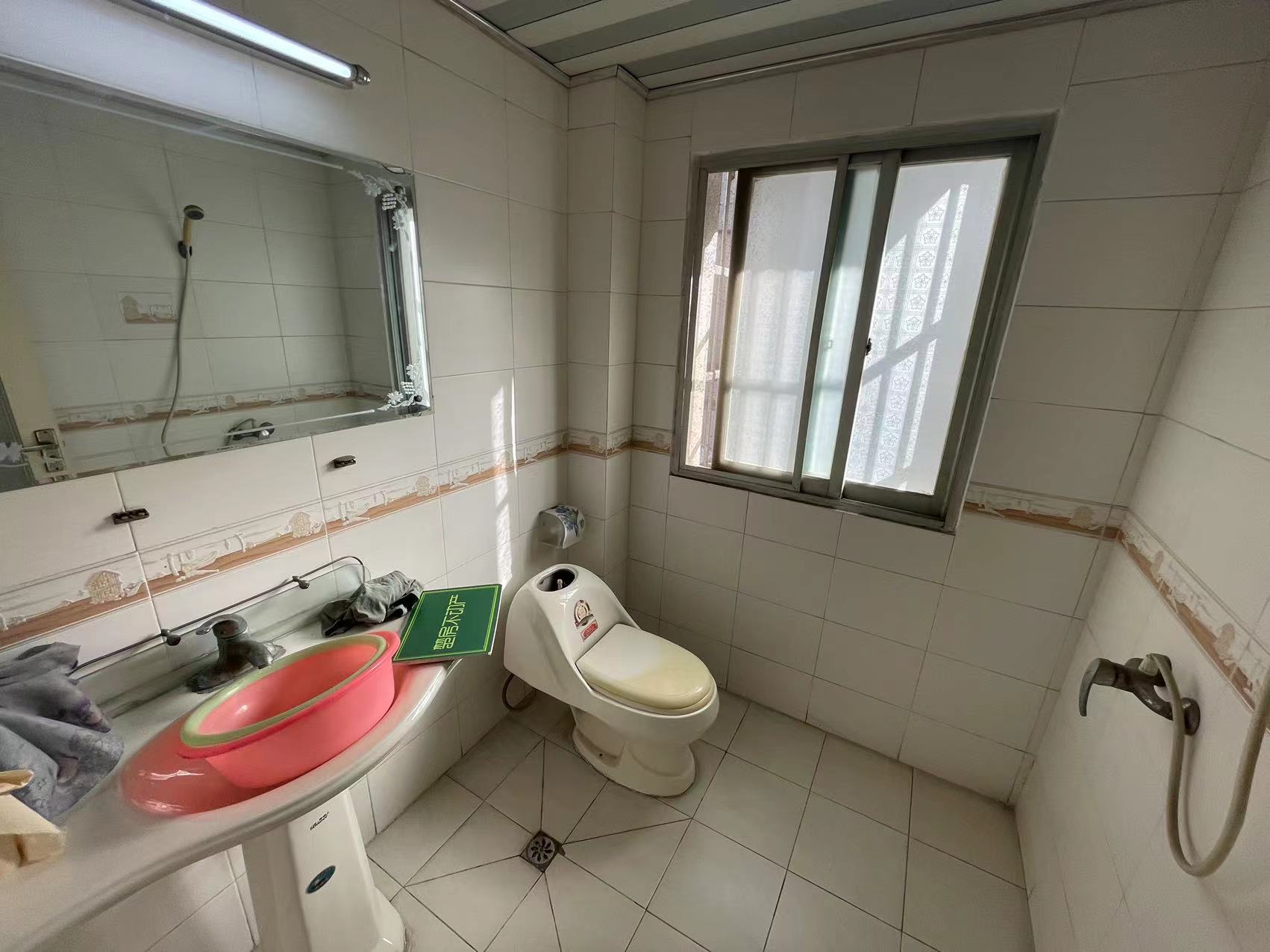 环球附近，钱沟上坡，步梯架空一楼，精装修四房，楼龄新，格局好