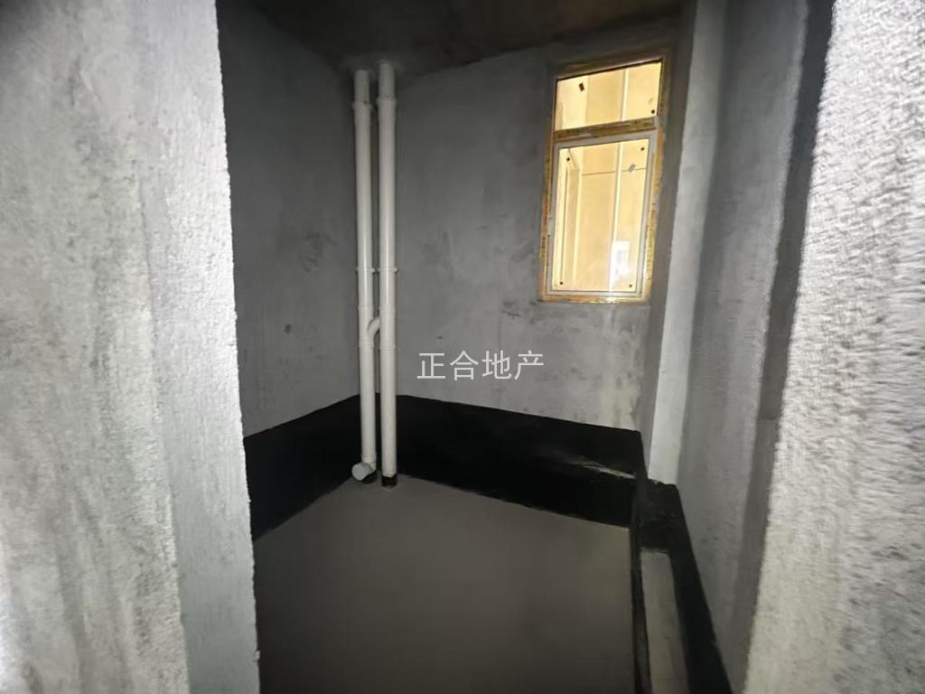 急售，城南朝阳丽景，毛坯大三房，中间楼层，采光视野好户型方正南北通透