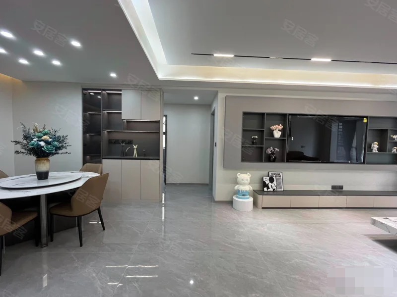 急售，吾悦旁，精装三房两卫，电梯8楼，朝阳xiao学元泰三中。一天未住