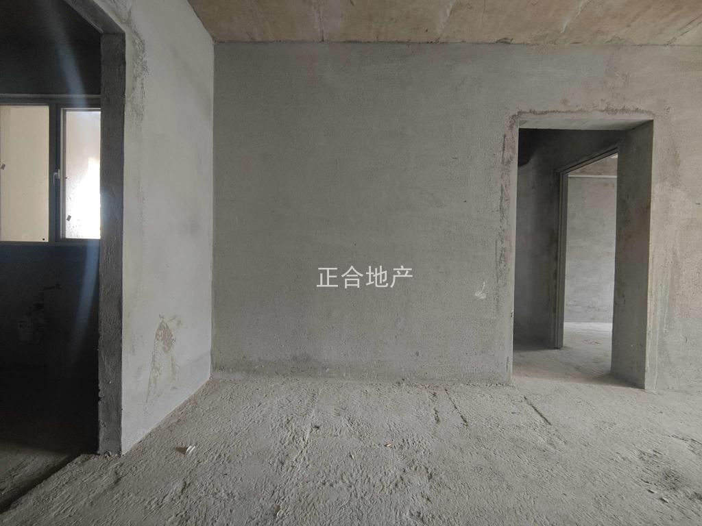 蓝天白云稀少小三房！单价6200！