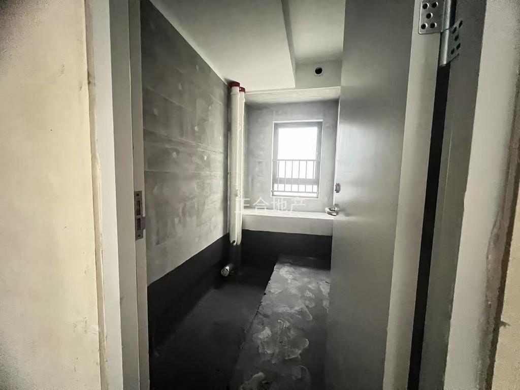 急售，城南，吾悦华府现房，毛坯大3房2卫，中间好楼层，带车位，