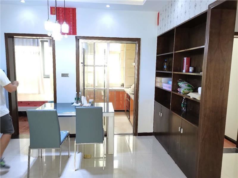 品质小区中央华府，精装三房，城西出售！95平，63万看房方便