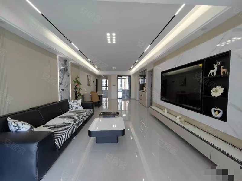 城南，电梯8楼，御湖世家，全新精装大三房， 纯东边户，诚心出售