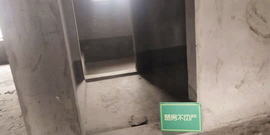 绿地华庭锦城毛坯四房南北通透证件满二看房方便