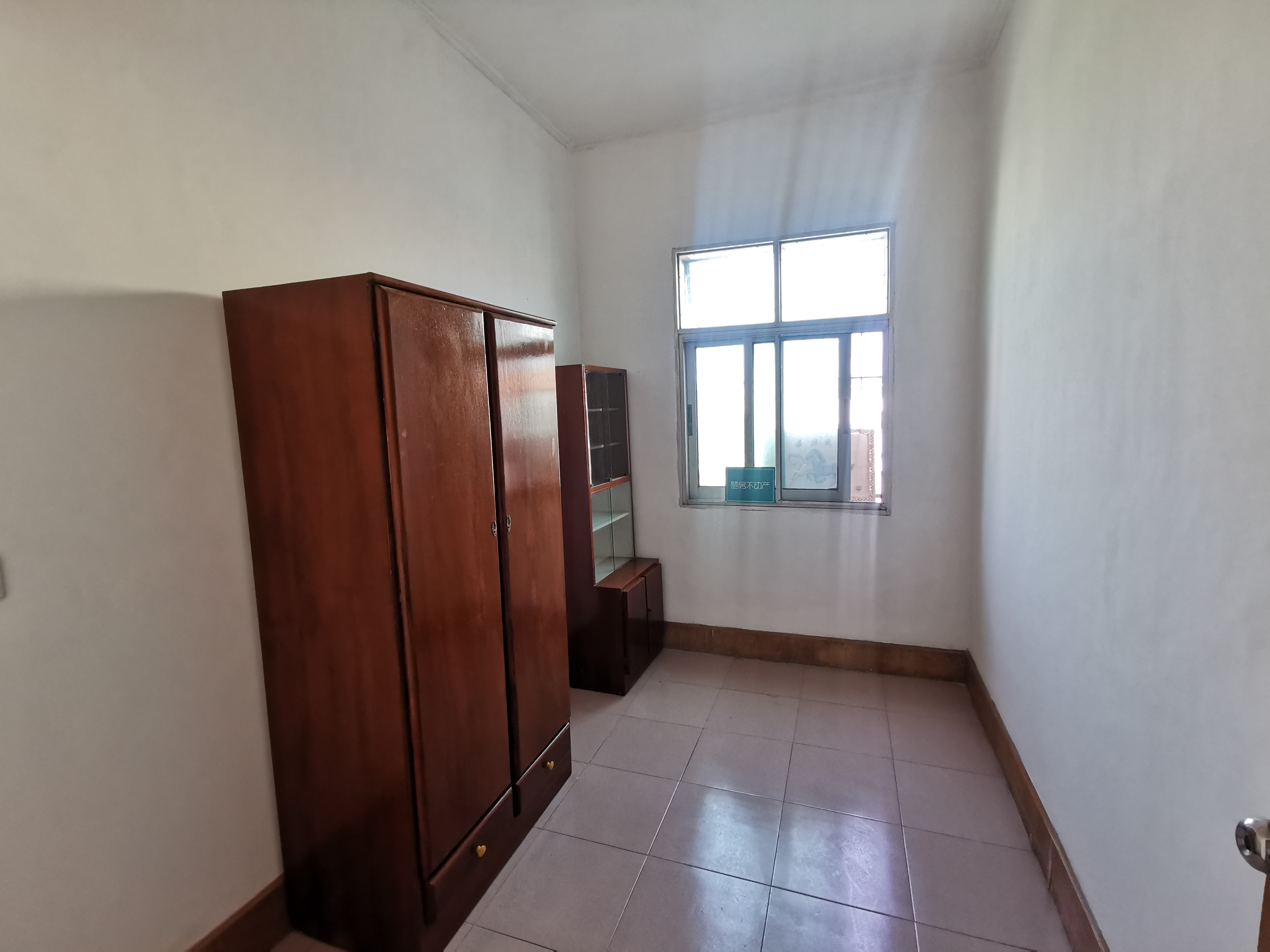 汉江酒店旁人民银行宿舍三室两厅地理位置位置优越三面采光实际面积大看房方便价格可谈