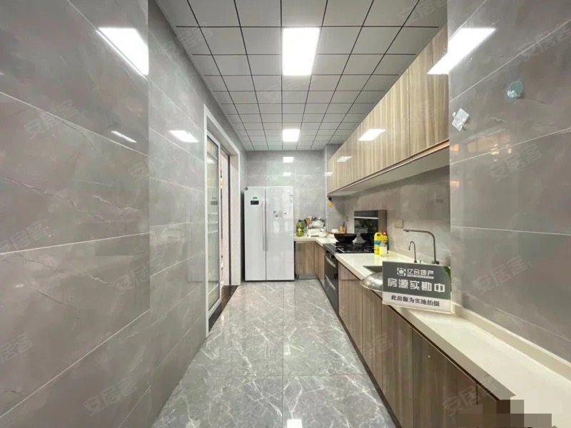 急售，御台公馆，大平层，精装大四房，拎包入住，诚心出售