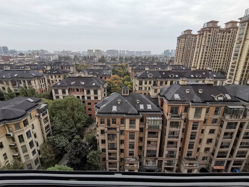 急售-绿地华庭天然氧吧，上下分层两户进出。产权面积254平米，使用面积315平米。