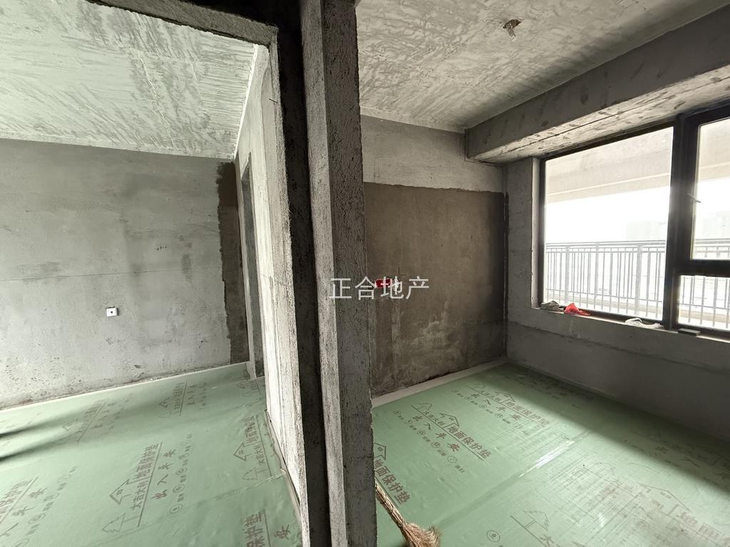 亏本急售，城南，吾悦现房，阳台封好了，水电装了，送车位，电梯好楼层