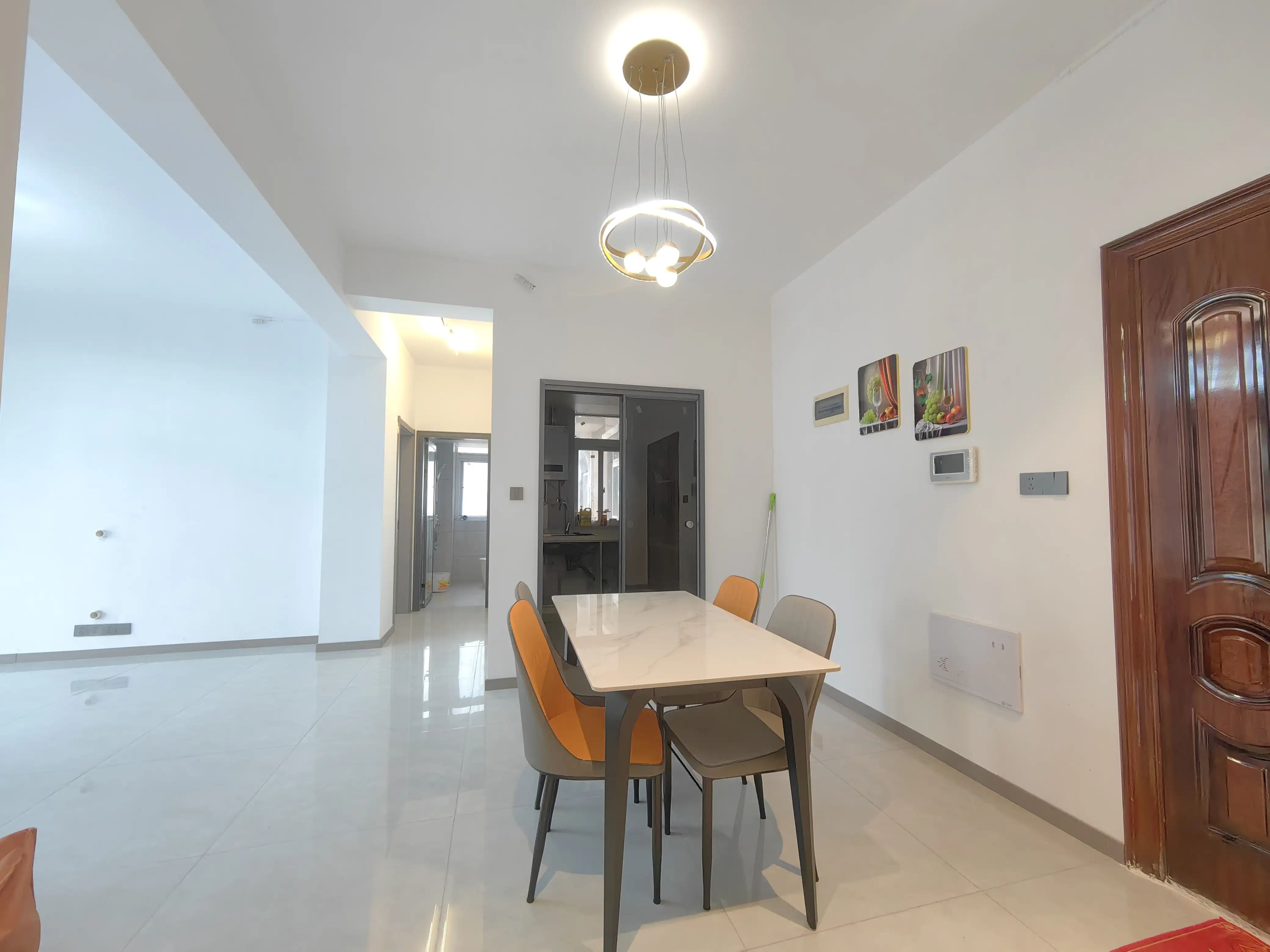 房东急售，香岸华府，电梯好楼层，精装三房，证满二，