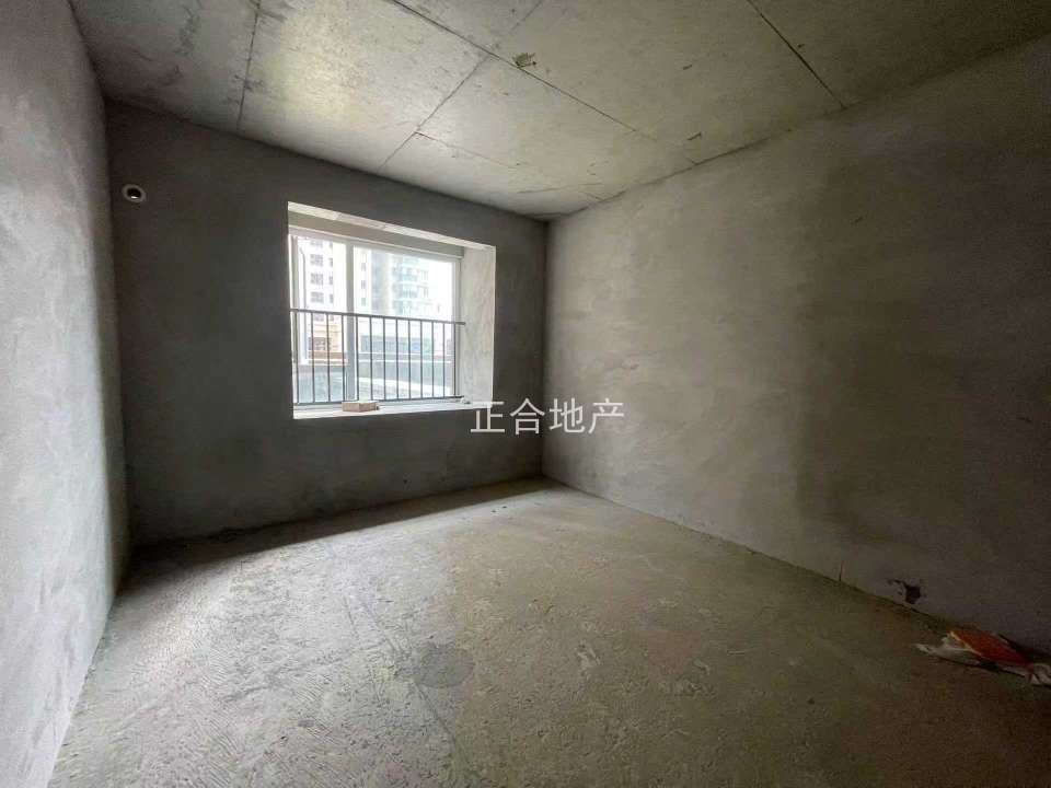 捡漏啦，满庭春，毛坯4房2卫，诚心卖，单价4200，新三中旁