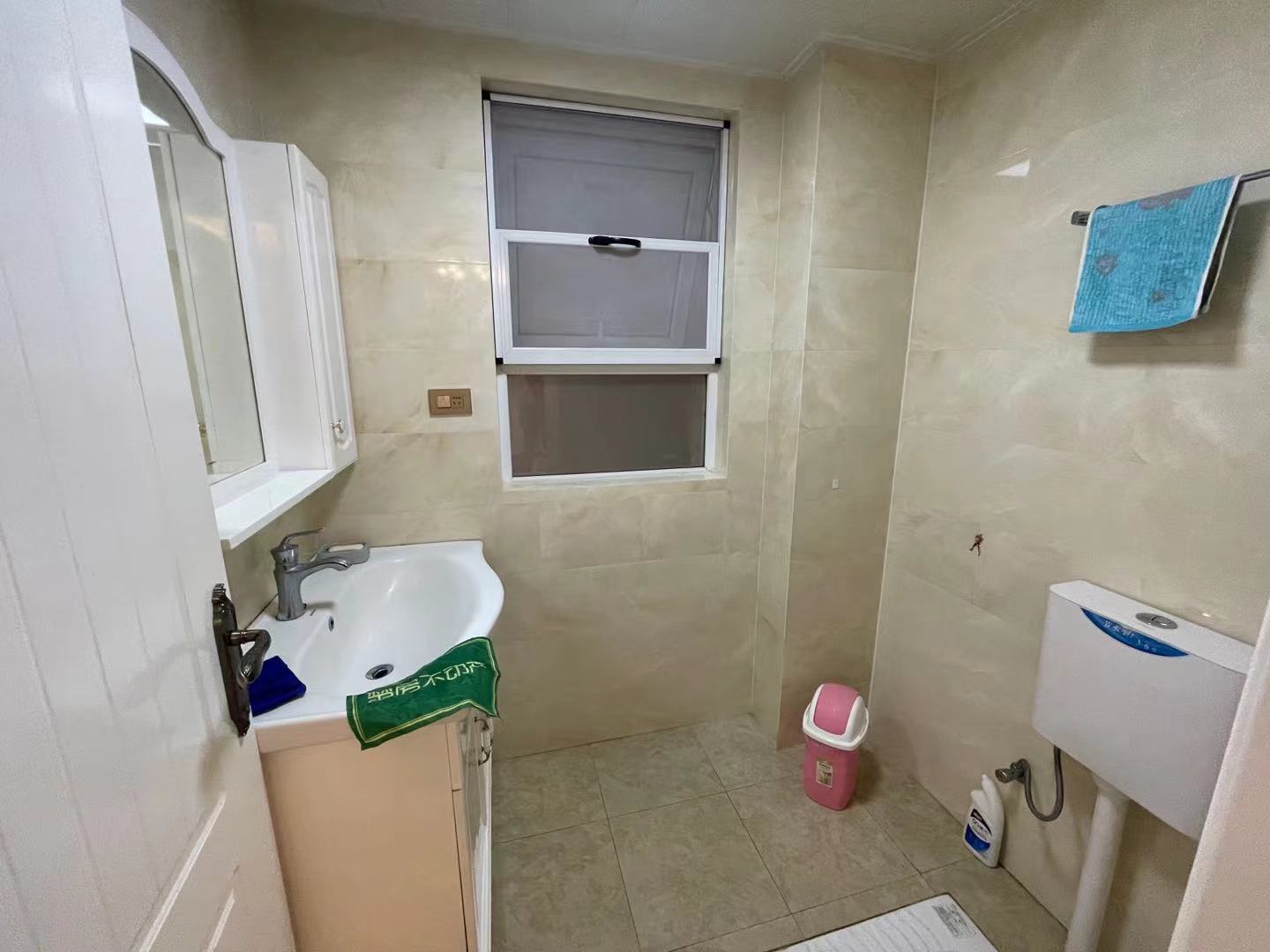 满庭春精装湖景房视野开阔家里都是品牌家电直接拎包住不用操心装修