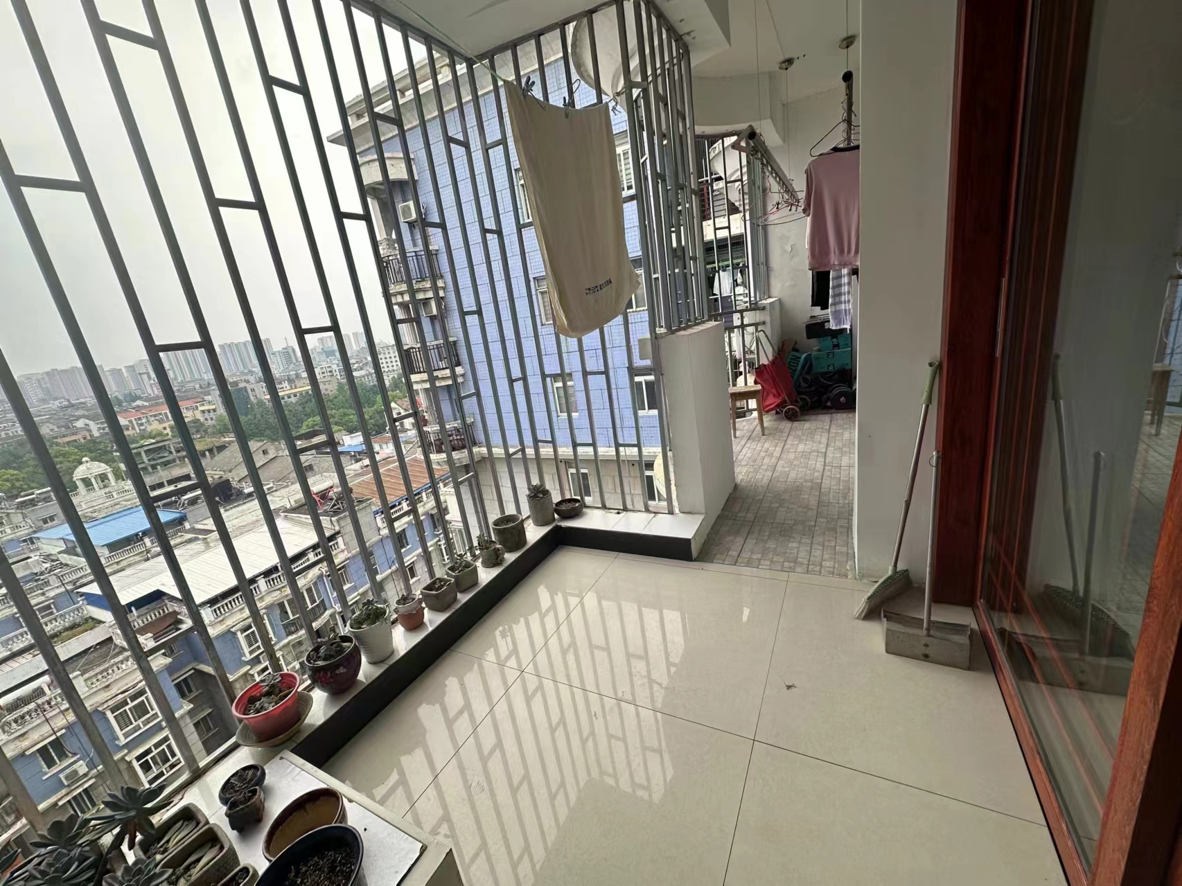 宏运名居.商城附近精装三房复式.证件满二