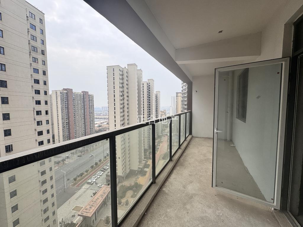 城南，蓝天白云，电梯好楼层，送车位，单价5900,