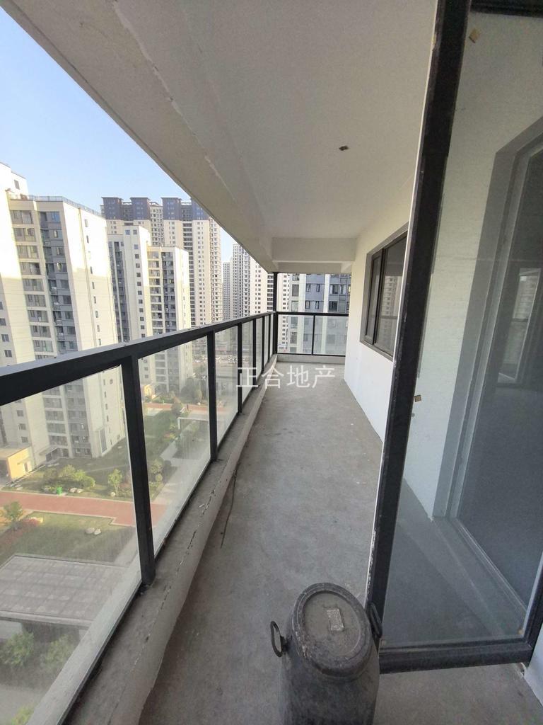 城南，蓝天花园，小高层，纯边户，好楼层12楼，带拐角大阳台，单价只要6400，一梯一户