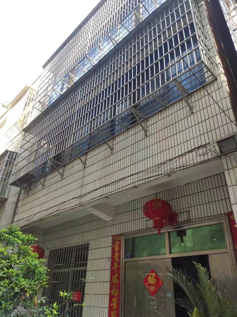 黄荆小区私房一栋两杆三层看房方便诚心出售证件齐全