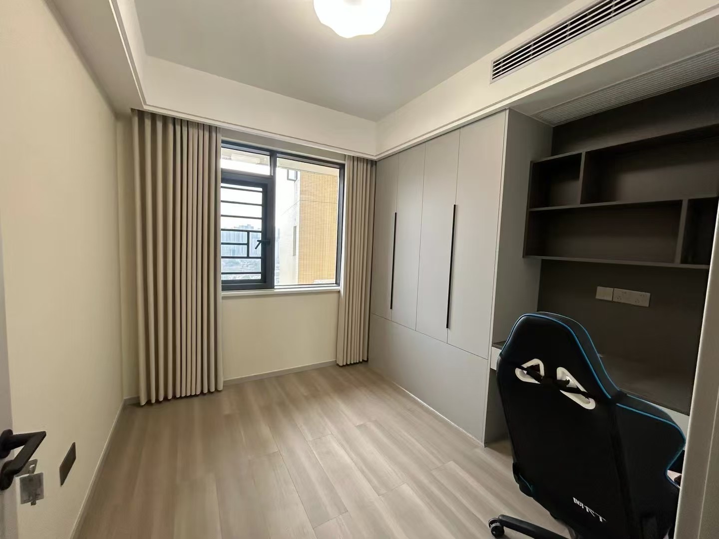 城南，新城壹号五期​，双湖景房，电梯好楼层15楼，精装三房，证满二，9.9成新，阳台直接看公园，全屋品牌