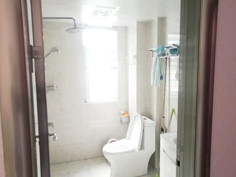 和合国际精装三房，装修的房子只卖毛坯的价钱，电梯中间楼层证满两年看房方便