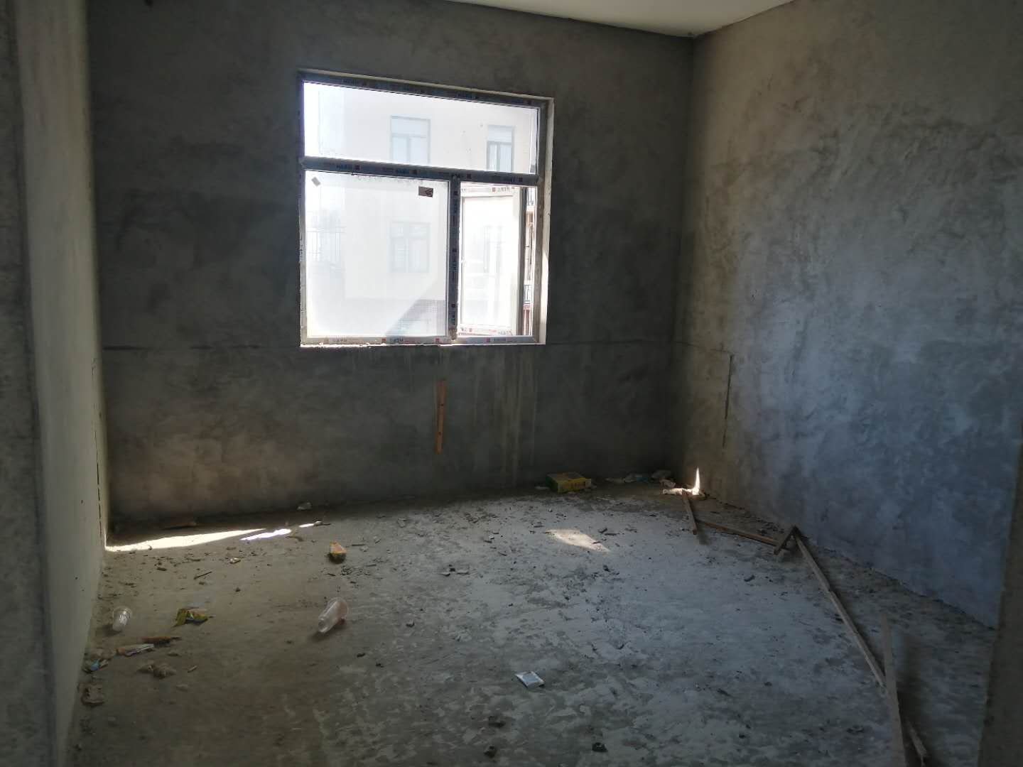 一中对面毛坯大三房，证件满二