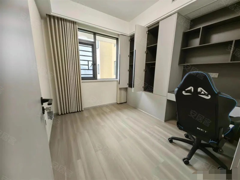 城南，新城壹号五期​，双湖景房，电梯好楼层15楼，精装三房，证满二，9.9成新，阳台直接看公园，全屋品牌