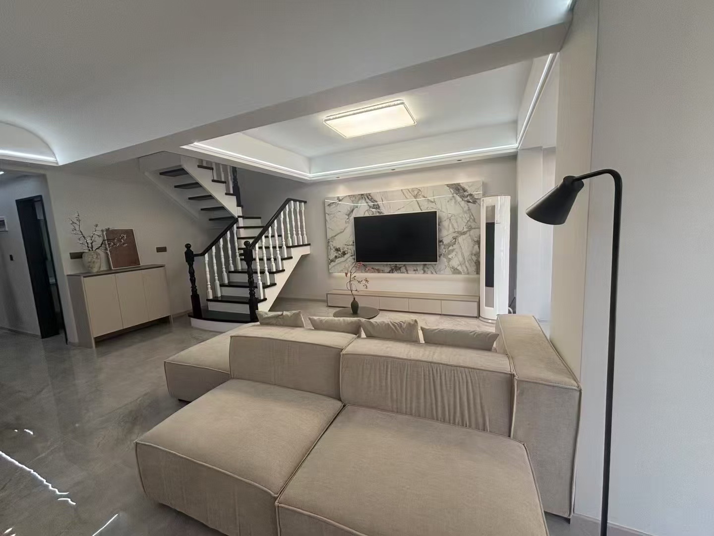 颐和公馆，复式，全新精装，一天未住，带大露台，老证