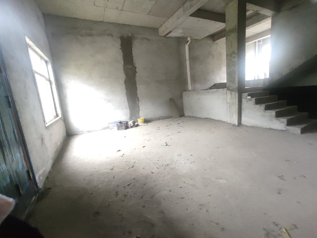 新区花苑，挖沟别墅.太子湖旁边联排别墅，性价比超高，业主诚心卖，看房方便