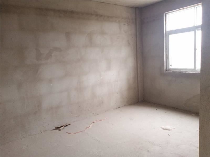 碧桂园旁，城南好房，户型采光好，中间 好楼层，送停车位和一个车库只限全款！