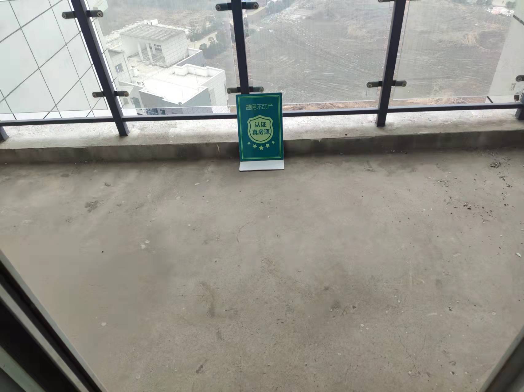 银湖城中高楼层毛坯大三房采光好看房方便