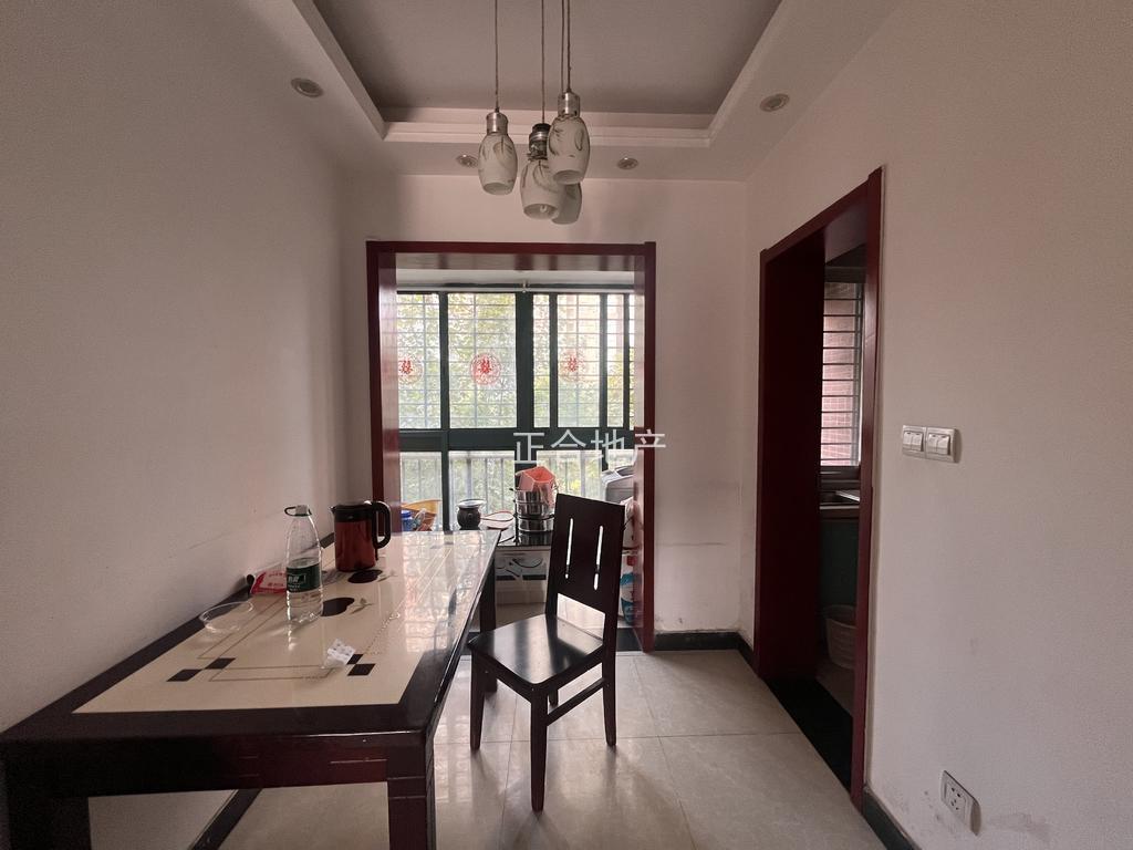 降价了，业主亏本急甩，一中对面，电梯精装三房两卫，带超大露台，快来捡漏，证满二