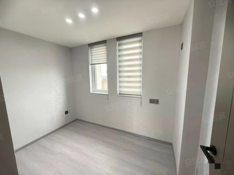 降价了，诚心出售，新妇幼对面，电梯中间楼层，精装三房二卫，新三中，证件满五，过户费便宜