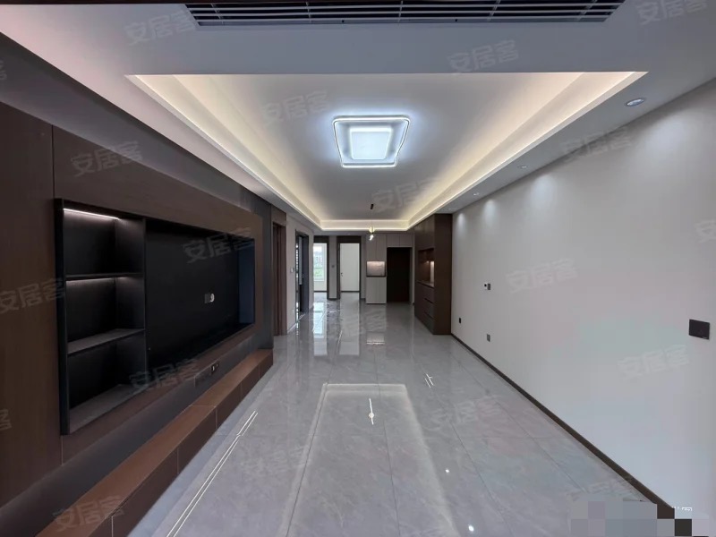 金科御府，全新精装3房2厅2卫，边户​，理想城新三中三小​，证件满二，送地下停车位