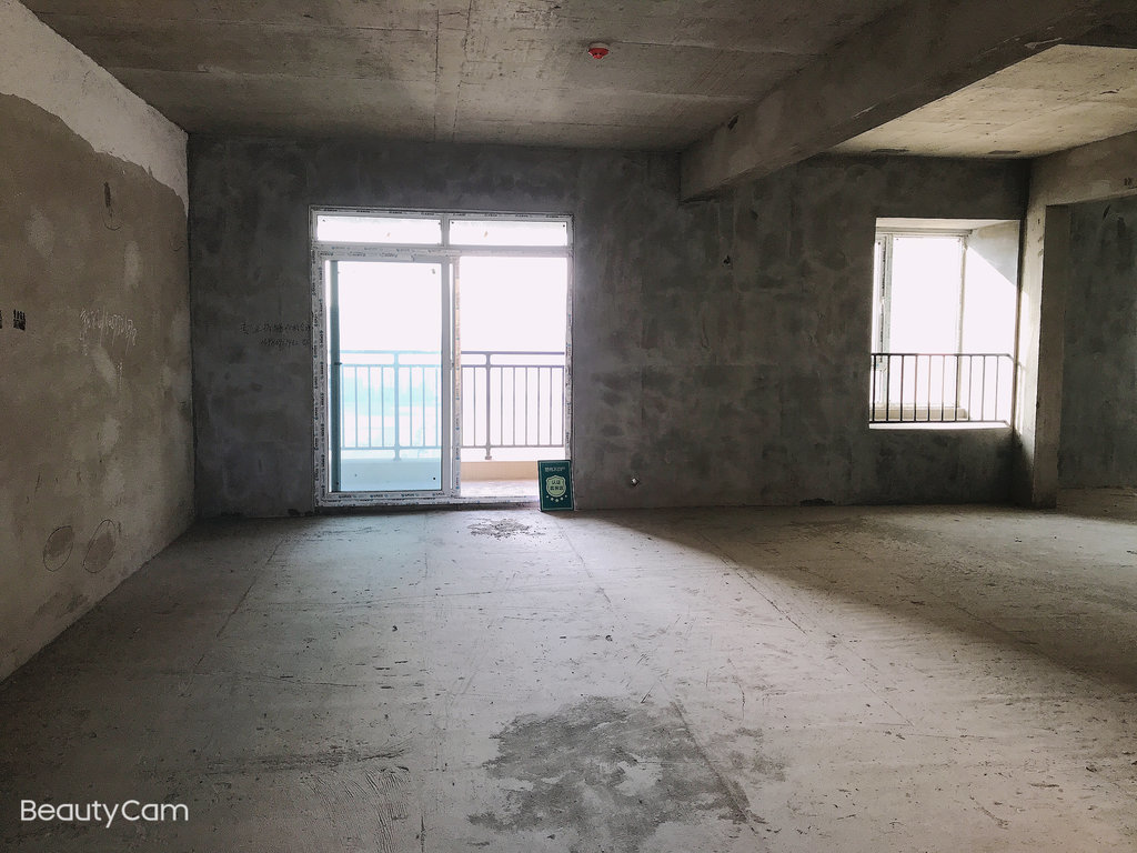 城南沔街 南国明珠毛坯四房电梯中间楼层买了就可以装