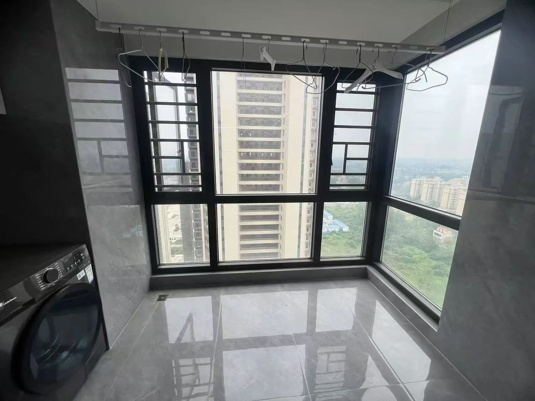 捡漏，诚心出售，城南，次新小区，新三中对面，全新精装三房，好楼层