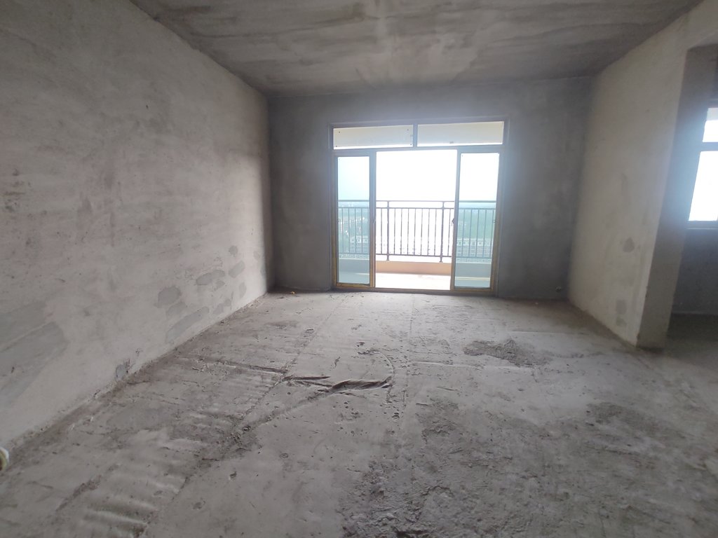 清华园 毛坯大三房.中间楼层.看房方便