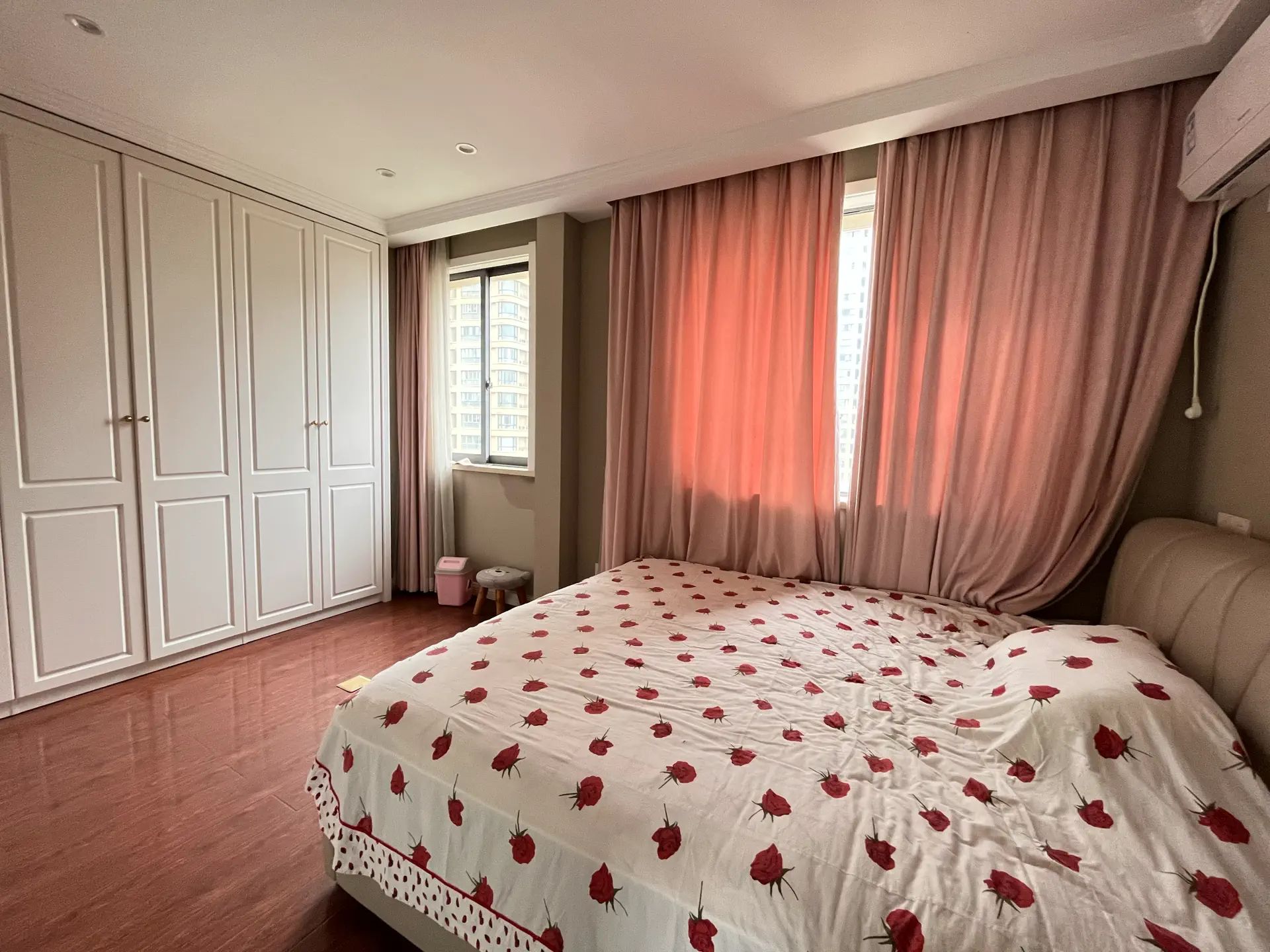 城东流潭公园旁，公园世家hao装100个小高层顶复，家电全送