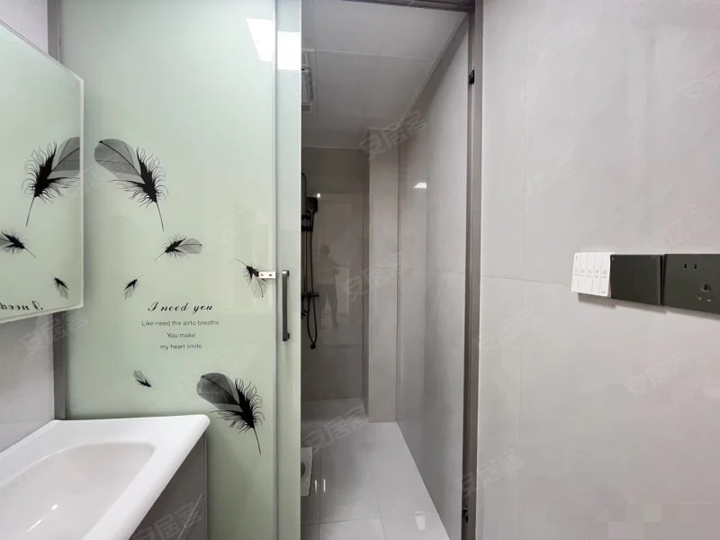 城南次新小区，森林国际翡冷翠。装修新，东边户，电梯20楼，南北通透